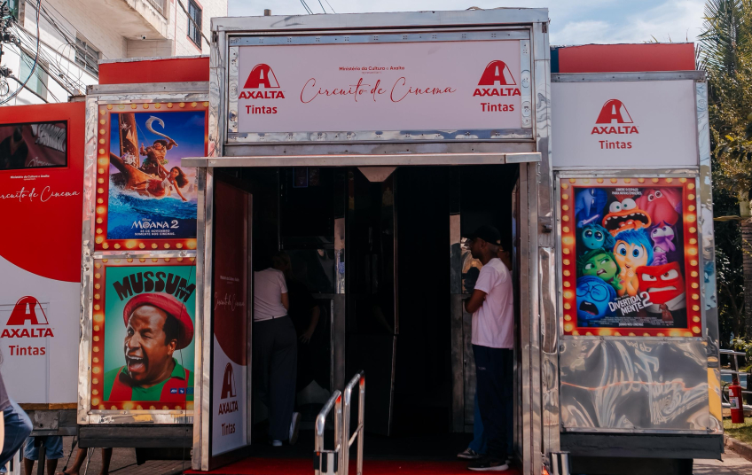 Cinema itinerante garante cultura e diversão à comunidade da Vila São Pedro